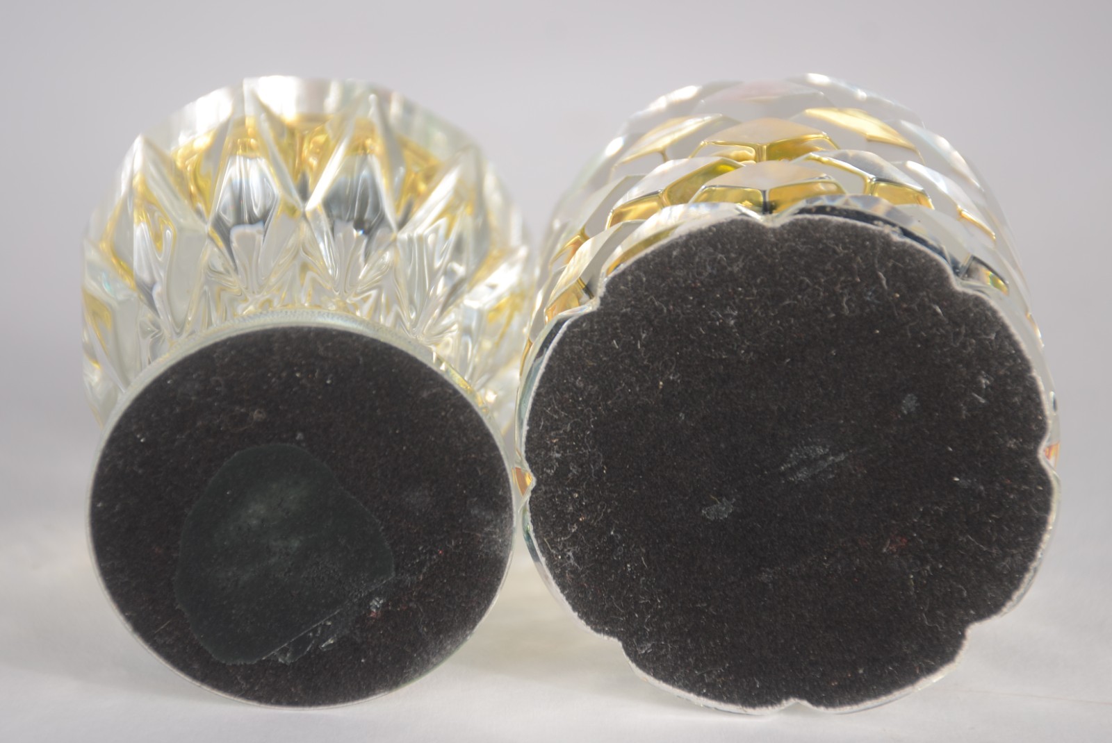 Dois perfumeiros de cristal lapidado, detalhes de metal dourado. - foto 3 de 3
