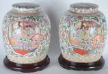 Par de potiches de porcelana oriental decorados... - Par de potiches de porcelana oriental decorados com gueixas em policromia, marcas no fundo. Bases de madeira.