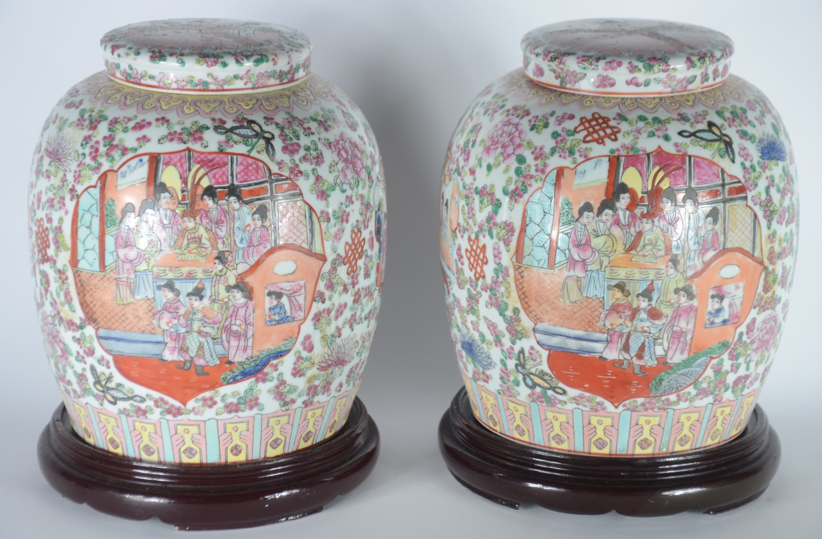Par de potiches de porcelana oriental decorados com gueixas em... - foto 1 de 9