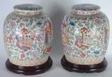 Par de potiches de porcelana oriental decorados... - Par de potiches de porcelana oriental decorados com gueixas em policromia, marcas no fundo. Bases de madeira.