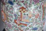 Par de potiches de porcelana oriental decorados... - Par de potiches de porcelana oriental decorados com gueixas em policromia, marcas no fundo. Bases de madeira.