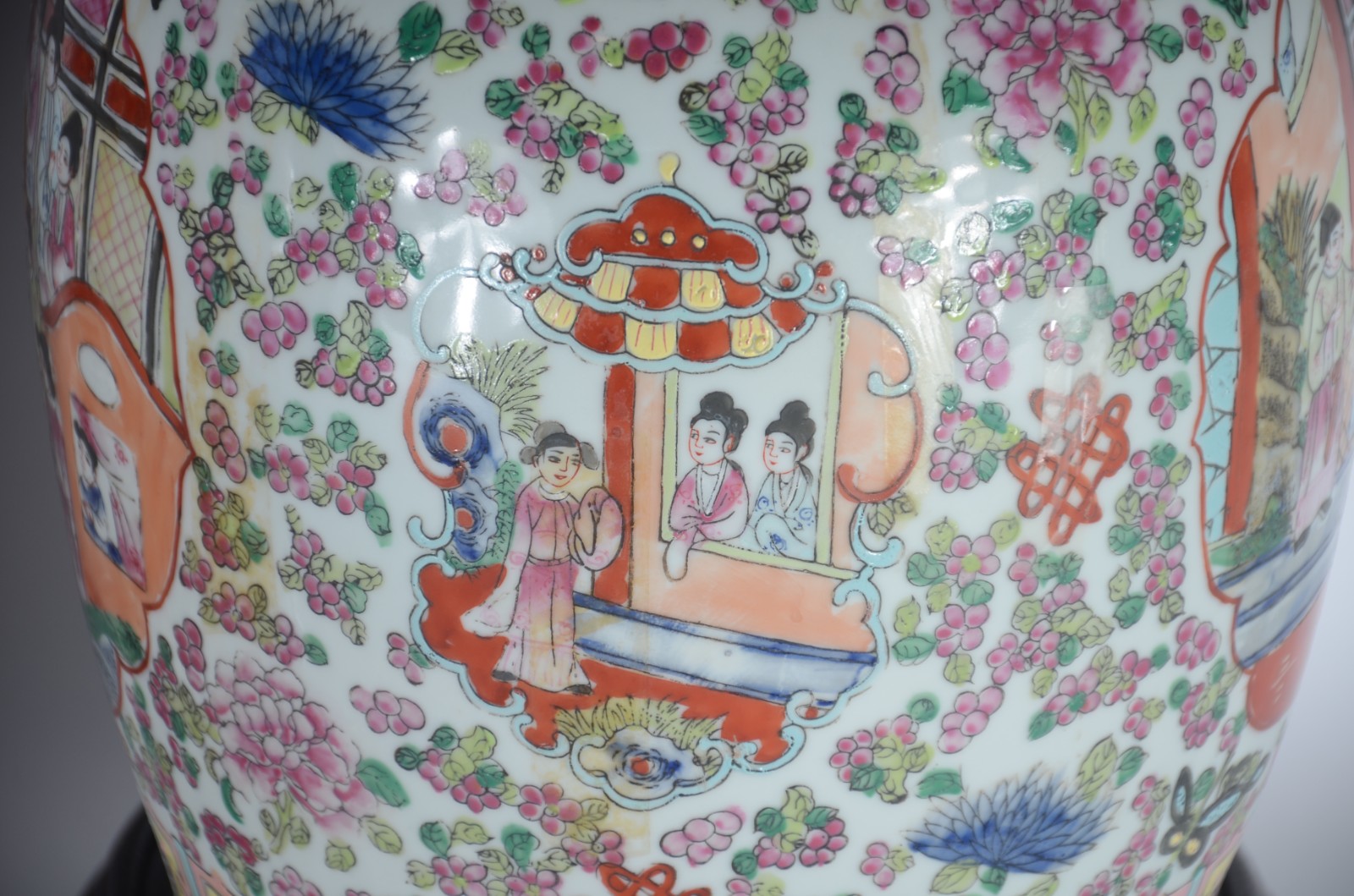 Par de potiches de porcelana oriental decorados com gueixas em... - foto 3 de 9