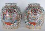 Par de potiches de porcelana oriental decorados... - Par de potiches de porcelana oriental decorados com gueixas em policromia, marcas no fundo. Bases de madeira.