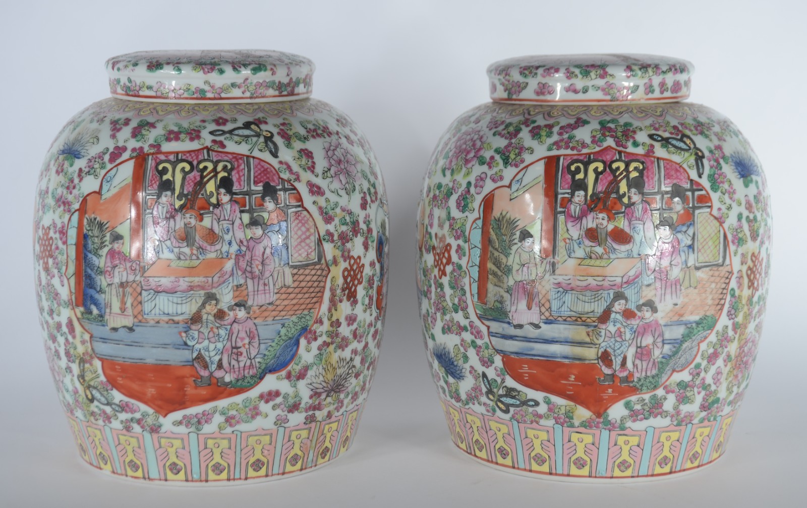 Par de potiches de porcelana oriental decorados com gueixas em... - foto 4 de 9