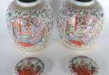 Par de potiches de porcelana oriental decorados... - Par de potiches de porcelana oriental decorados com gueixas em policromia, marcas no fundo. Bases de madeira.