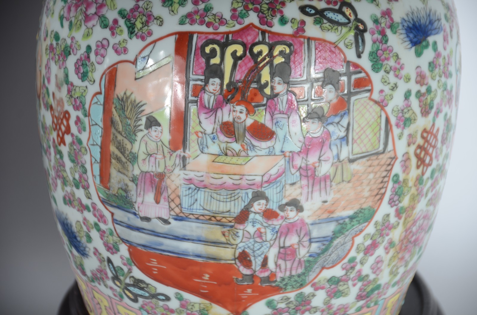 Par de potiches de porcelana oriental decorados com gueixas em... - foto 6 de 9