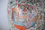 Par de potiches de porcelana oriental decorados... - Par de potiches de porcelana oriental decorados com gueixas em policromia, marcas no fundo. Bases de madeira.