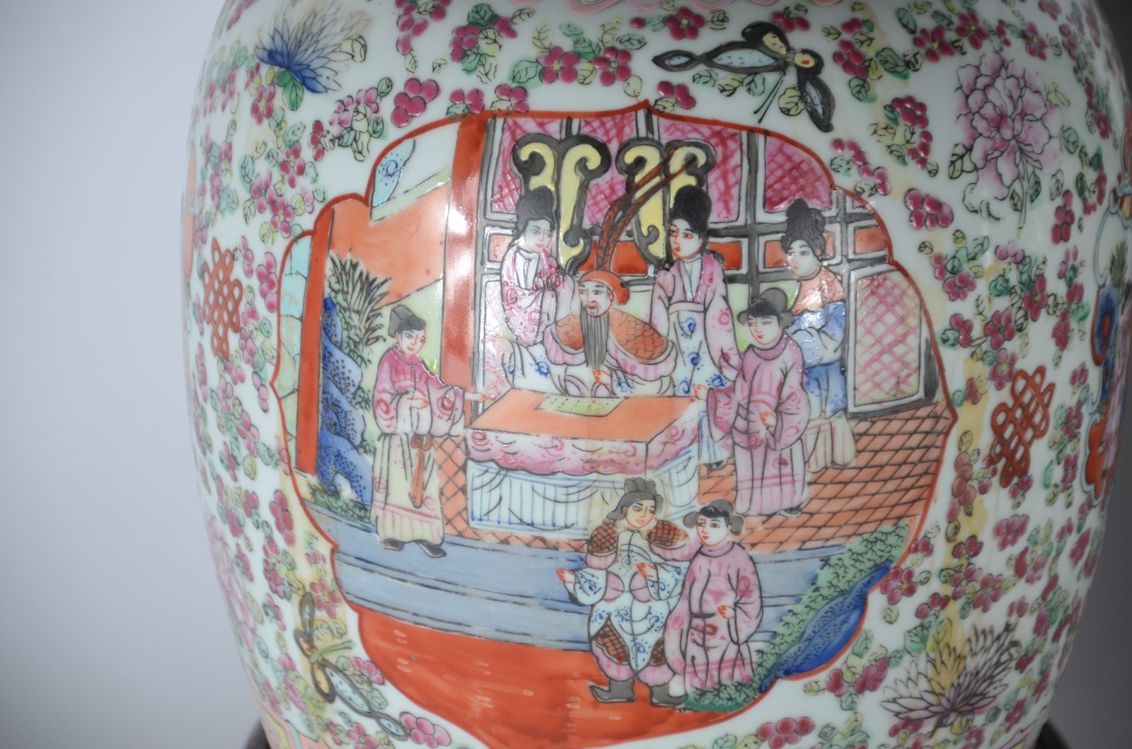 Par de potiches de porcelana oriental decorados com gueixas em... - foto 7 de 9