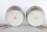 Par de potiches de porcelana oriental decorados... - Par de potiches de porcelana oriental decorados com gueixas em policromia, marcas no fundo. Bases de madeira.