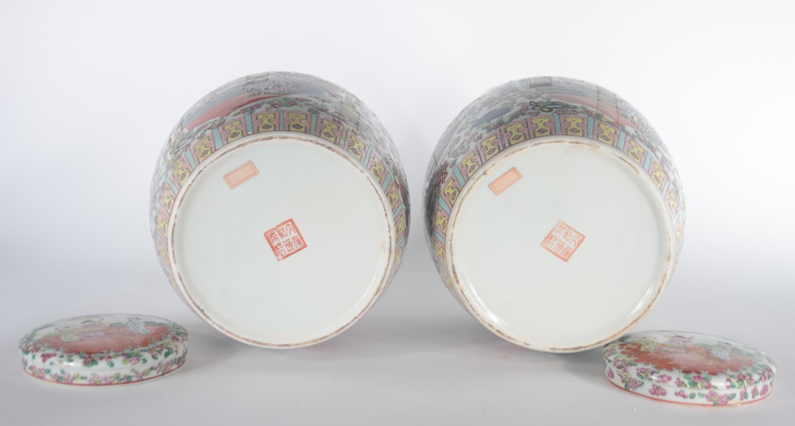 Par de potiches de porcelana oriental decorados com gueixas em... - foto 8 de 9