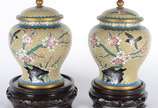 Par de potiches de cloisonné oriental decorados... - Par de potiches de cloisonné oriental decorados com flores e pássaros em policromia sobre fundo amarelo, bases de madeira.