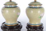 Par de potiches de cloisonné oriental decorados... - Par de potiches de cloisonné oriental decorados com flores e pássaros em policromia sobre fundo amarelo, bases de madeira.