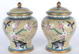 Par de potiches de cloisonné oriental decorados... - Par de potiches de cloisonné oriental decorados com flores e pássaros em policromia sobre fundo amarelo, bases de madeira.