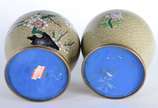 Par de potiches de cloisonné oriental decorados... - Par de potiches de cloisonné oriental decorados com flores e pássaros em policromia sobre fundo amarelo, bases de madeira.