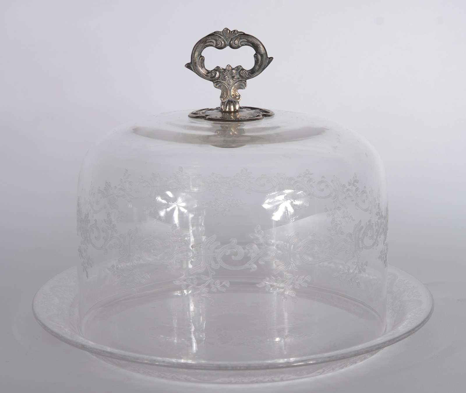 Queijeira com presentoir de cristal europeu lavrado e pega de prata. - foto 1 de 9
