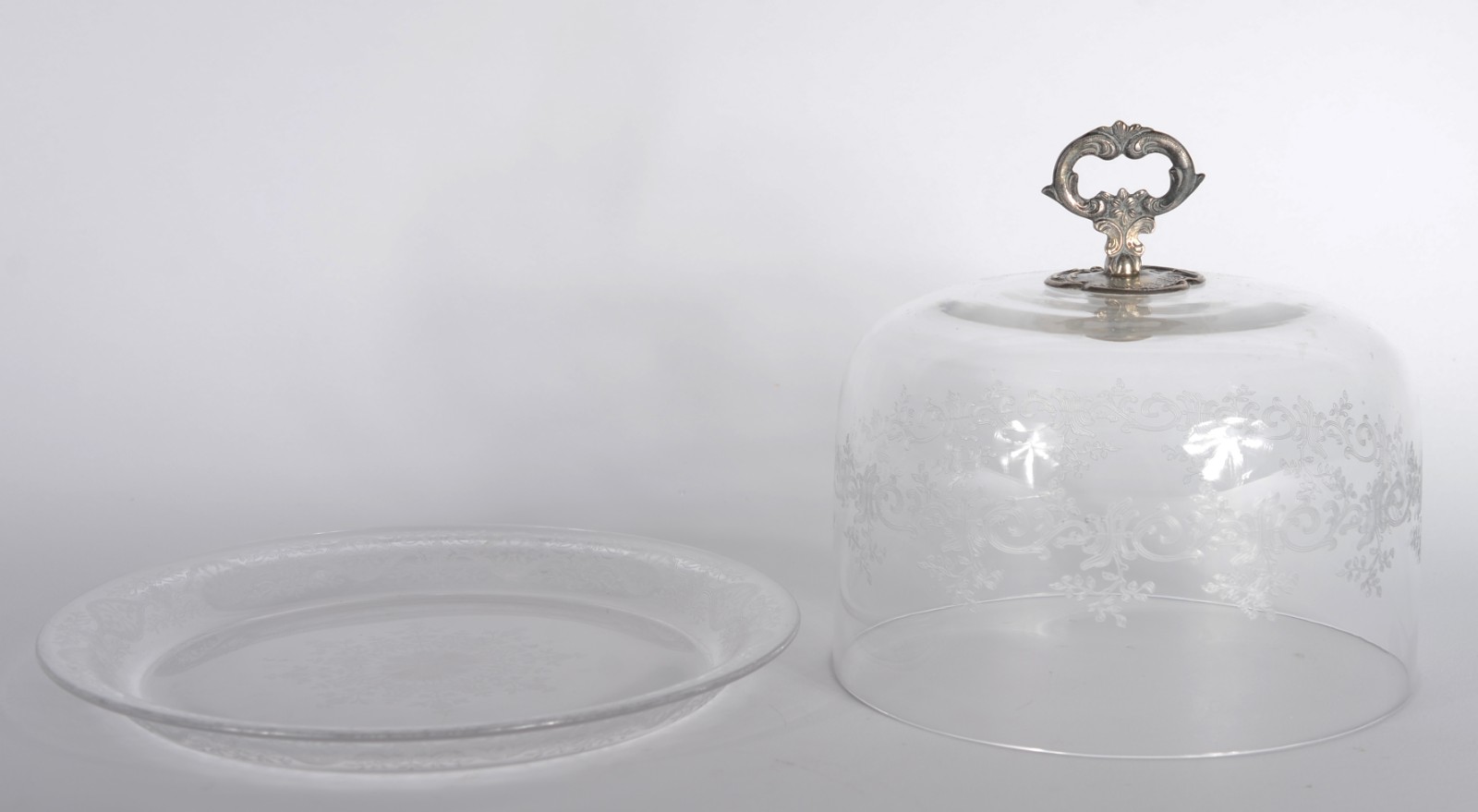 Queijeira com presentoir de cristal europeu lavrado e pega de prata. - foto 3 de 9