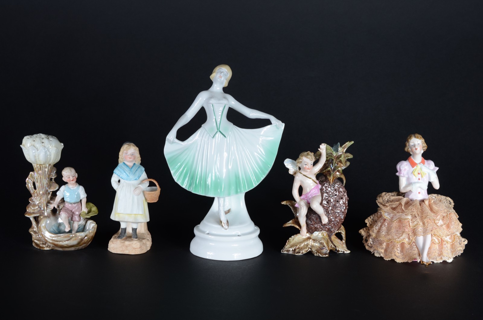 Cinco pequenas peças de porcelana, sendo: 2 paliteiros (uma asa... - foto 1 de 9