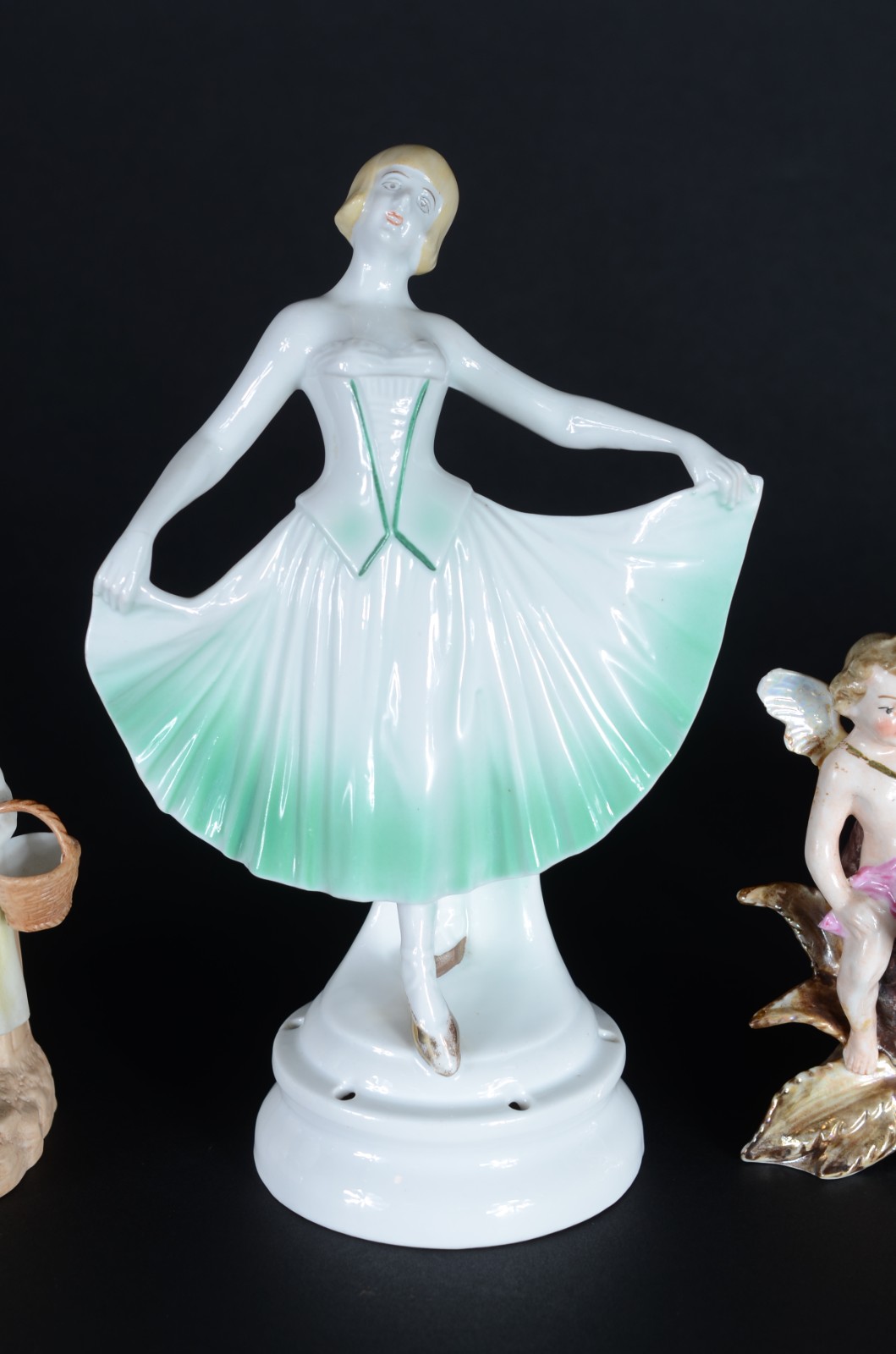 Cinco pequenas peças de porcelana, sendo: 2 paliteiros (uma asa... - foto 2 de 9
