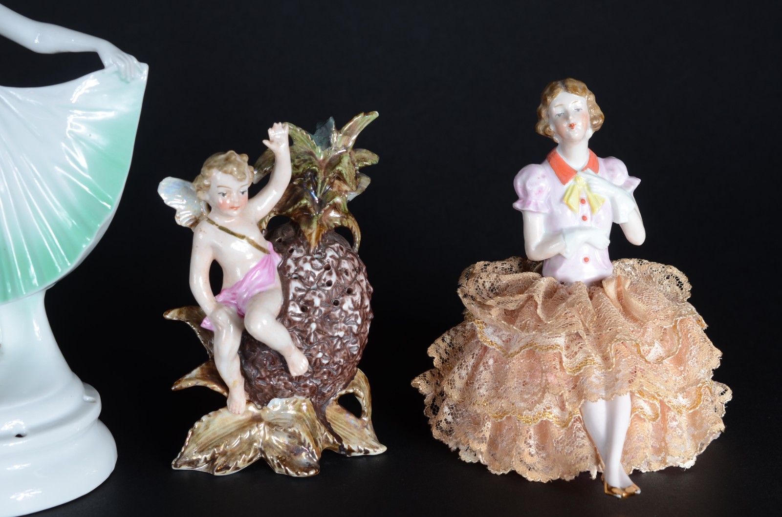 Cinco pequenas peças de porcelana, sendo: 2 paliteiros (uma asa... - foto 3 de 9