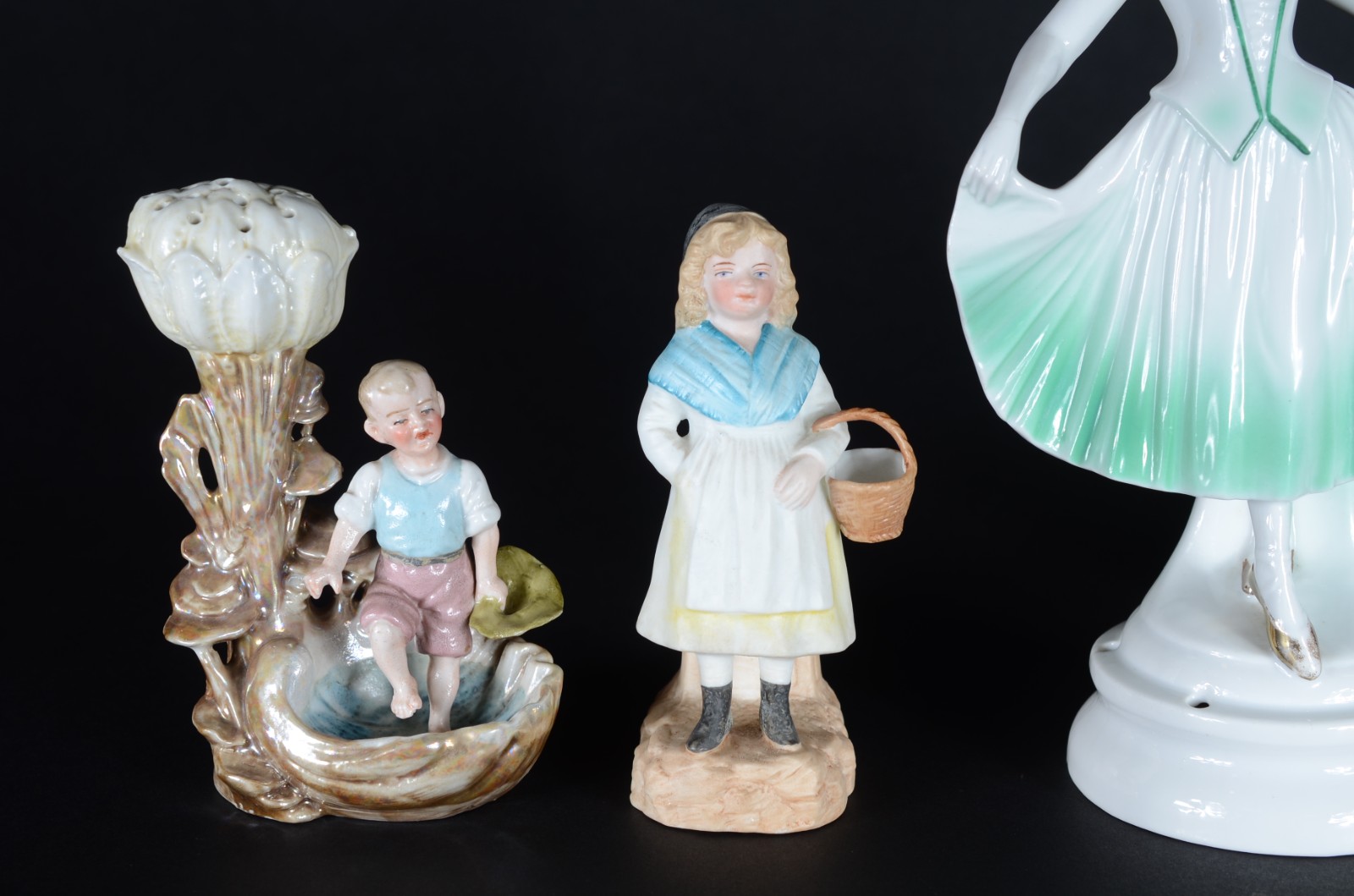 Cinco pequenas peças de porcelana, sendo: 2 paliteiros (uma asa... - foto 4 de 9