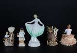 Cinco pequenas peças  de porcelana, sendo: 2 pa... - Cinco pequenas peças  de porcelana, sendo: 2 paliteiros (uma asa colada) e 3 estatuetas representando figuras femininas (uma com fio de cabelo).