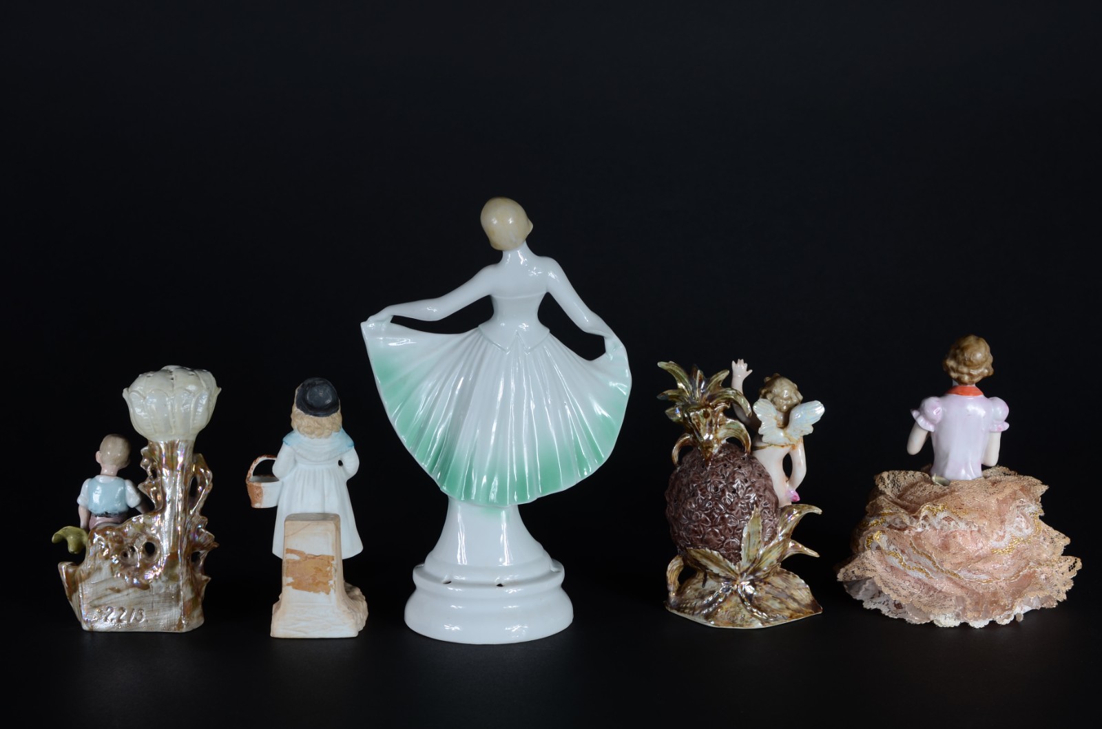 Cinco pequenas peças de porcelana, sendo: 2 paliteiros (uma asa... - foto 5 de 9
