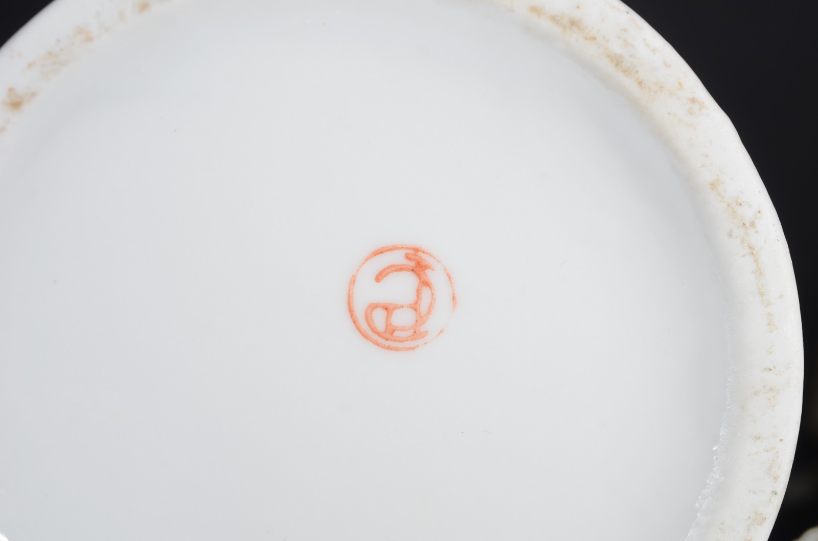 Cinco pequenas peças de porcelana, sendo: 2 paliteiros (uma asa... - foto 7 de 9