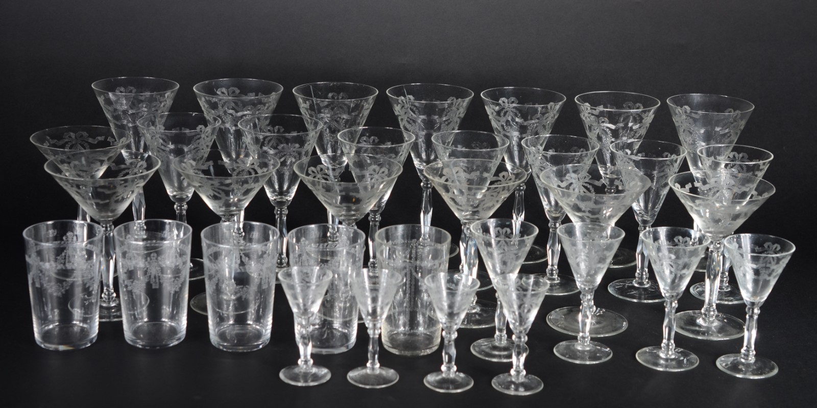 Serviço de cristal lavrado, composto de: 7 taças para champagne, 7... - foto 1 de 7