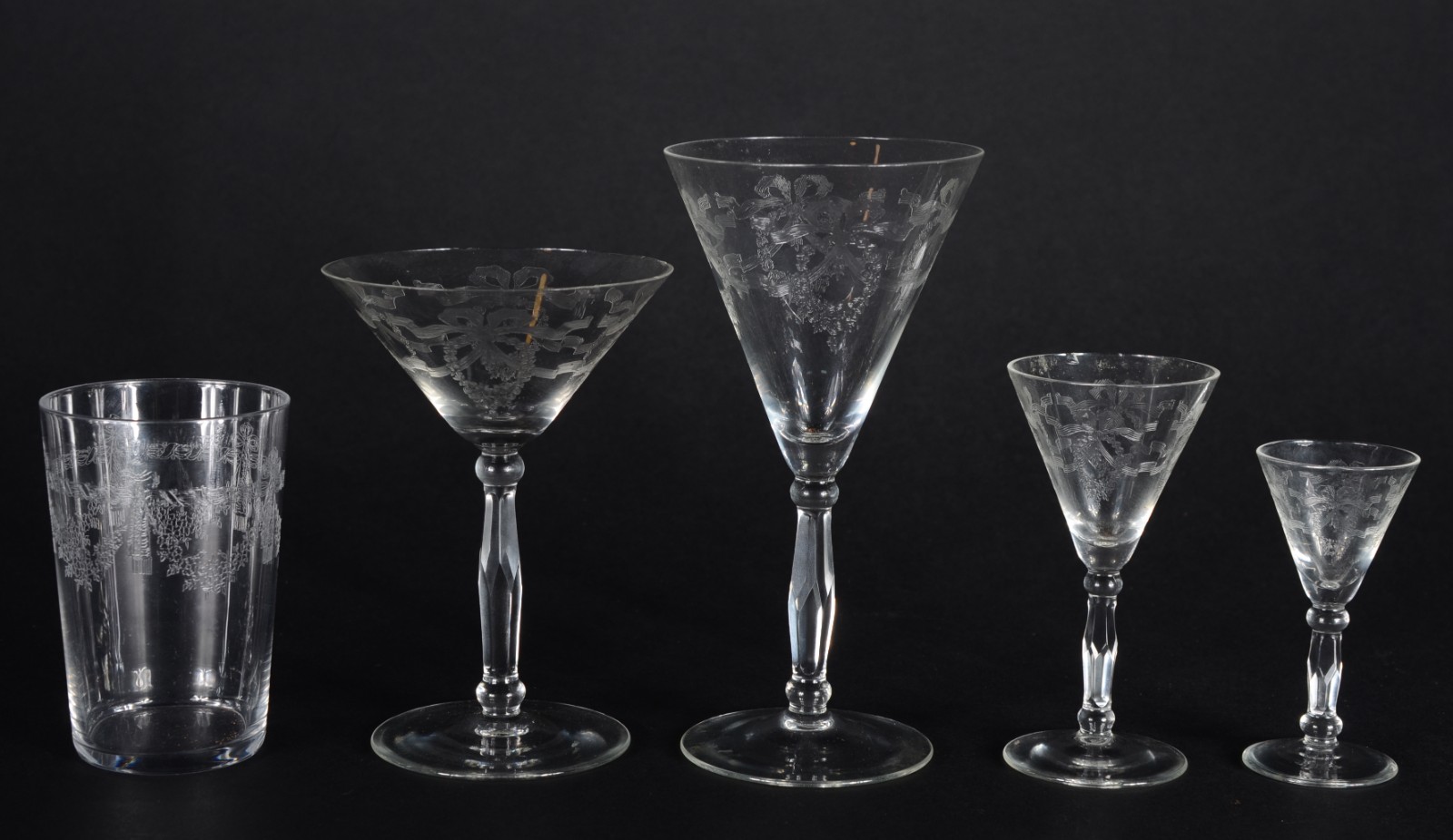 Serviço de cristal lavrado, composto de: 7 taças para champagne, 7... - foto 2 de 7