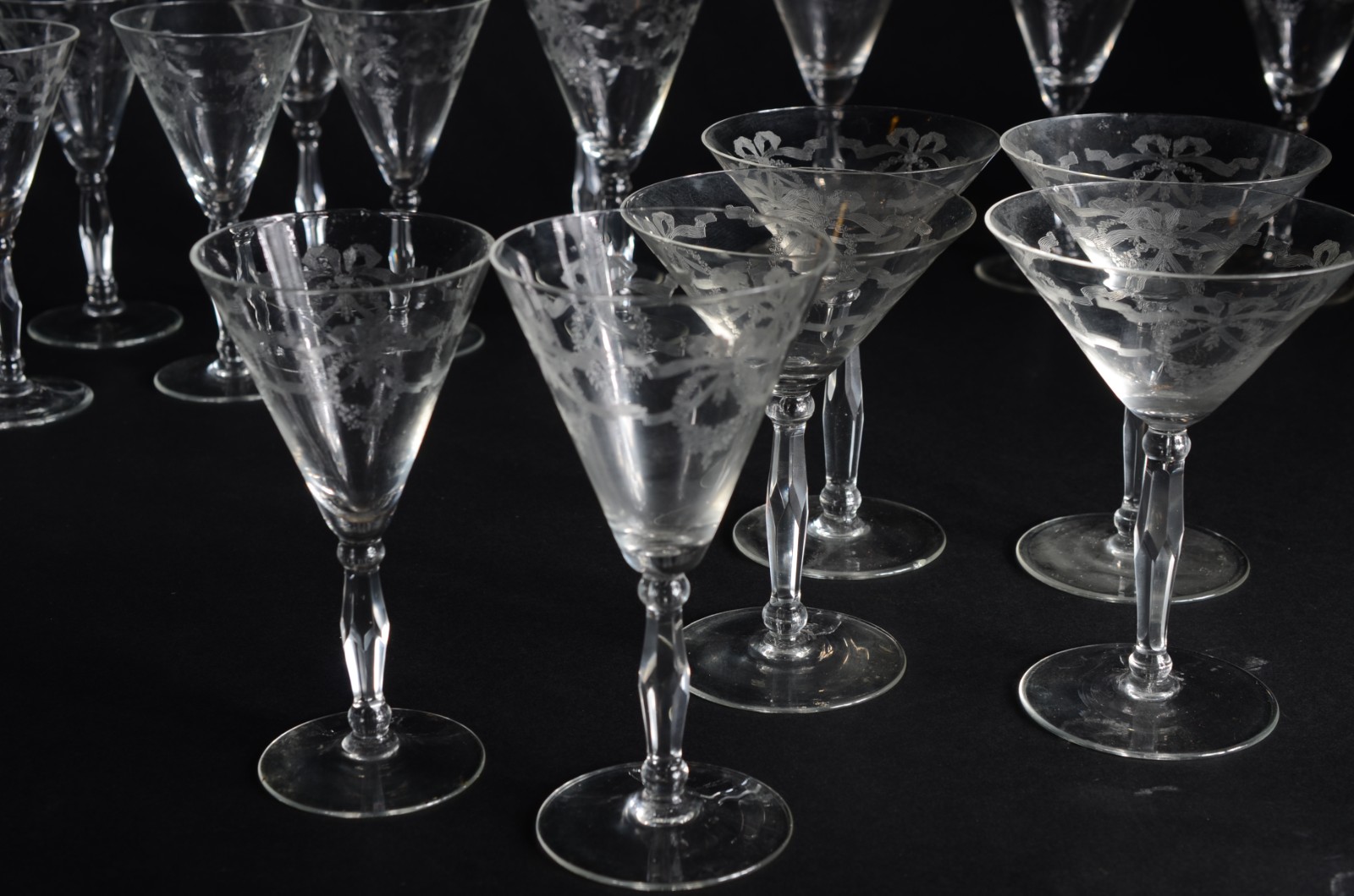 Serviço de cristal lavrado, composto de: 7 taças para champagne, 7... - foto 3 de 7