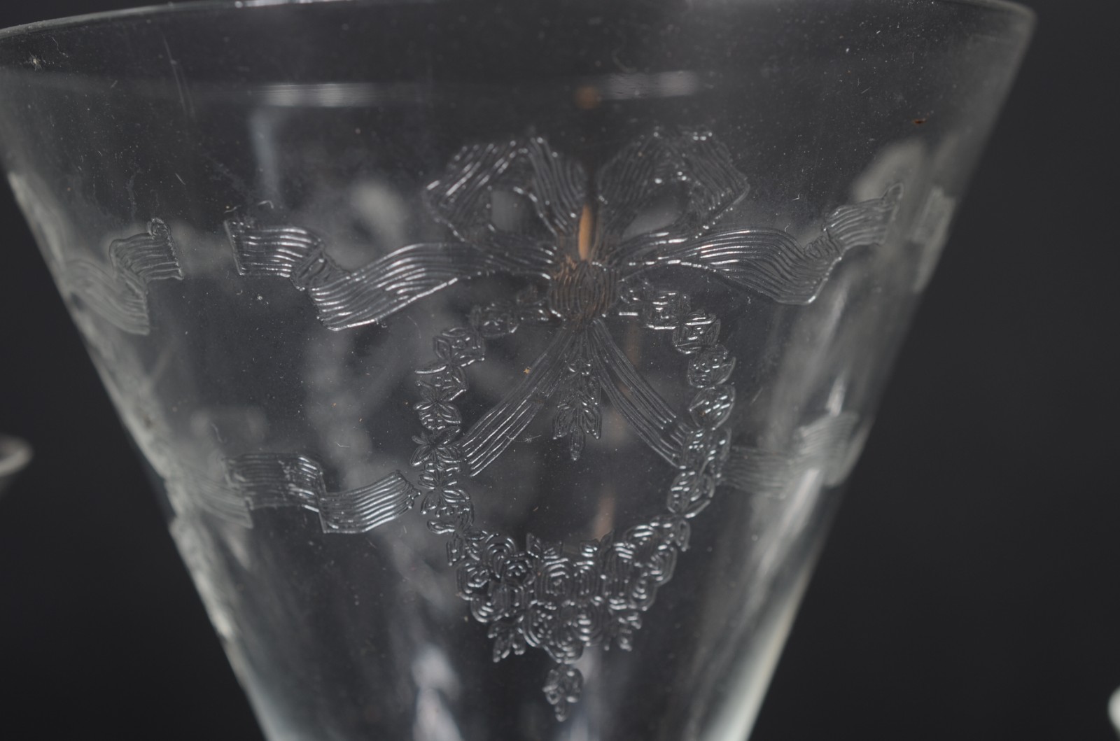 Serviço de cristal lavrado, composto de: 7 taças para champagne, 7... - foto 5 de 7