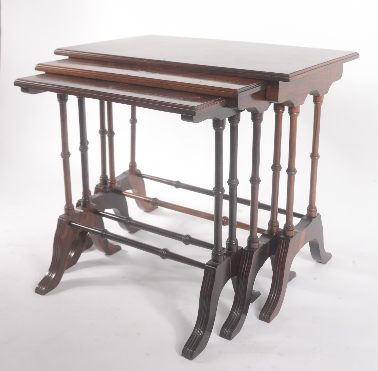 Mesa "ninho" de madeira nobre com 3 peças, pernas na forma de hastes... - foto 1 de 11