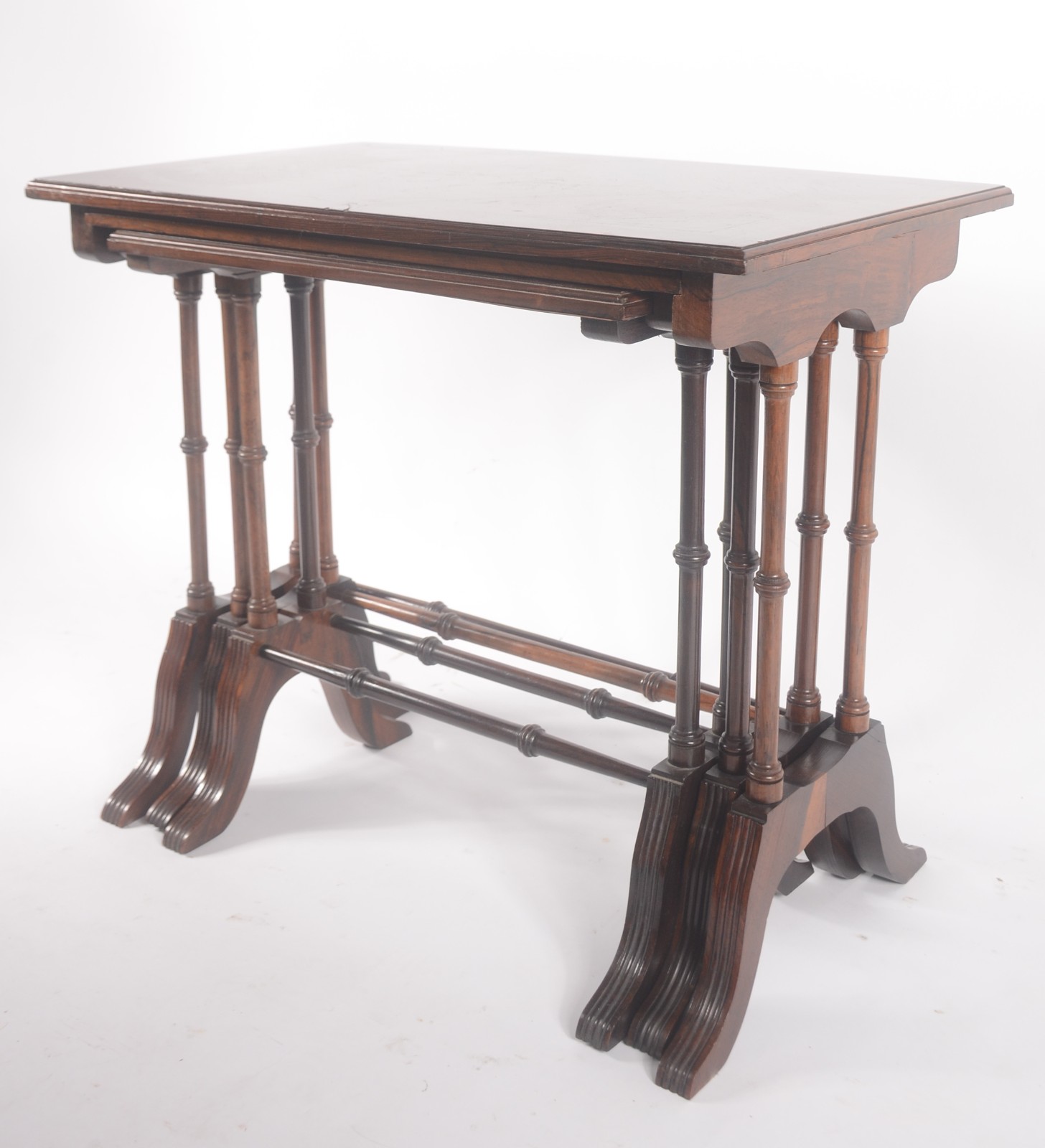 Mesa "ninho" de madeira nobre com 3 peças, pernas na forma de hastes... - foto 2 de 11