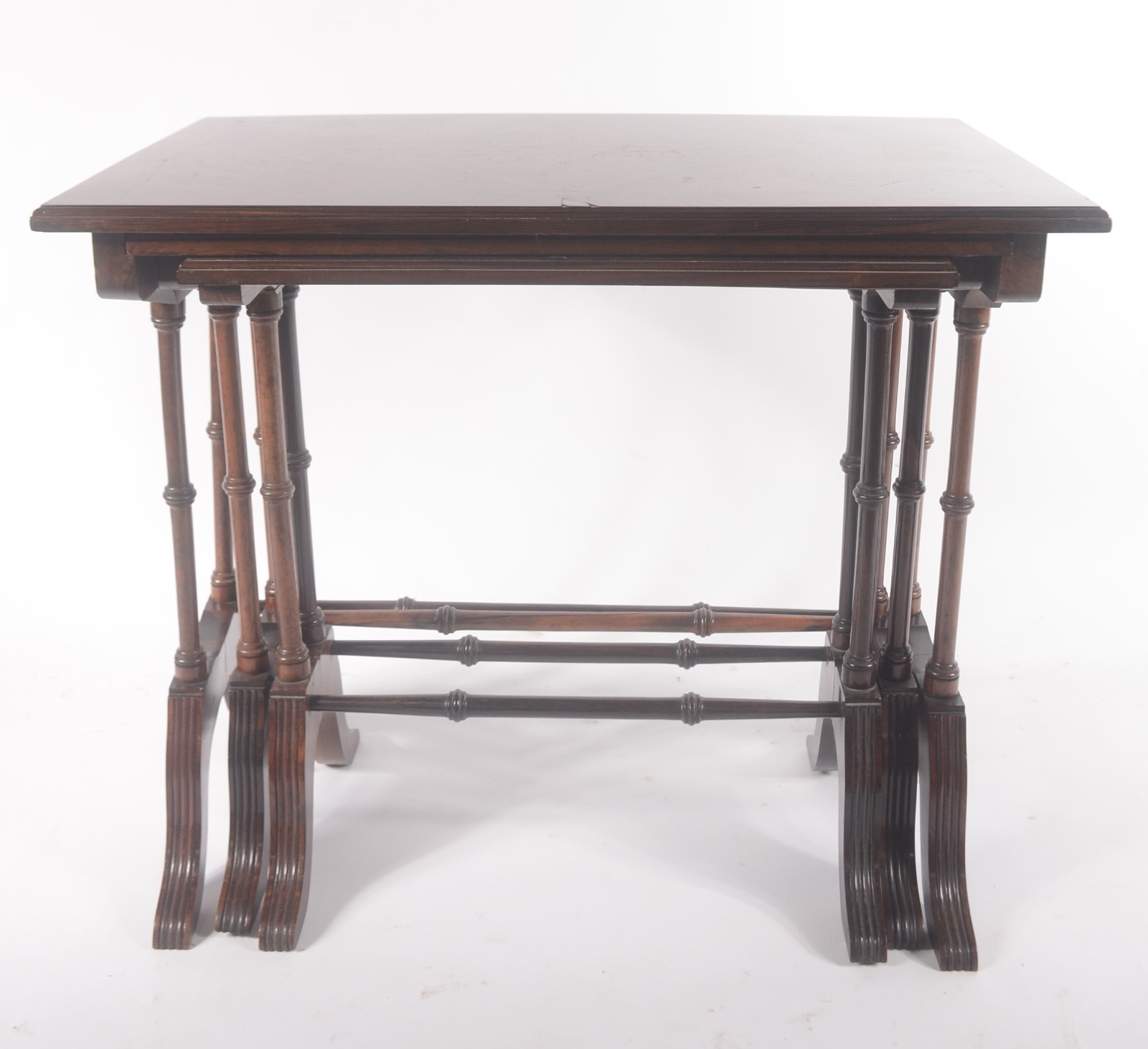 Mesa "ninho" de madeira nobre com 3 peças, pernas na forma de hastes... - foto 3 de 11