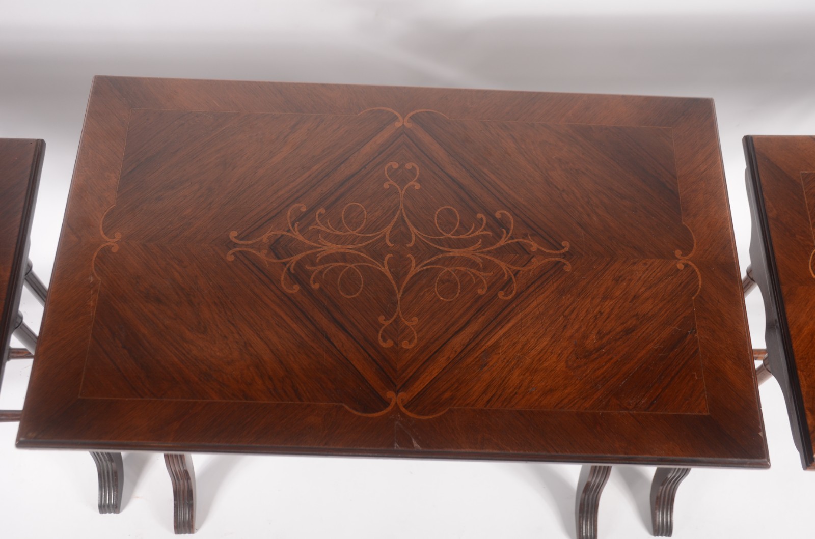 Mesa "ninho" de madeira nobre com 3 peças, pernas na forma de hastes... - foto 8 de 11