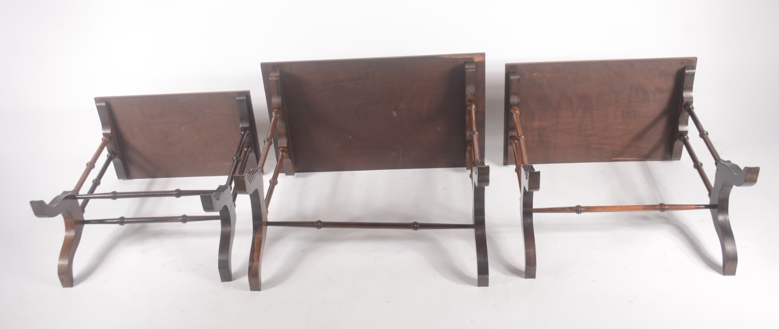 Mesa "ninho" de madeira nobre com 3 peças, pernas na forma de hastes... - foto 10 de 11