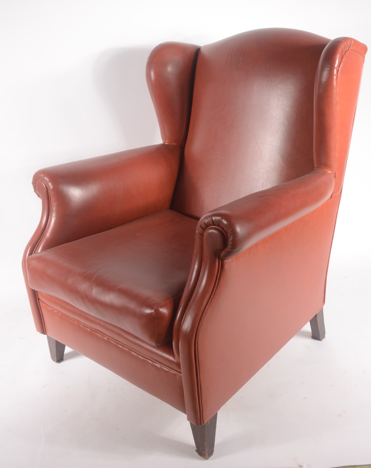 Poltrona bergere estofada em curvim vermelho, pés de madeira... - foto 1 de 8