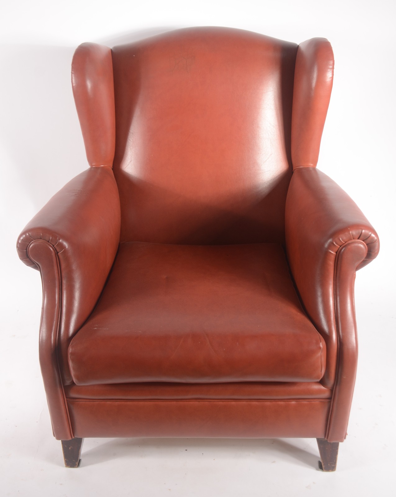 Poltrona bergere estofada em curvim vermelho, pés de madeira... - foto 2 de 8