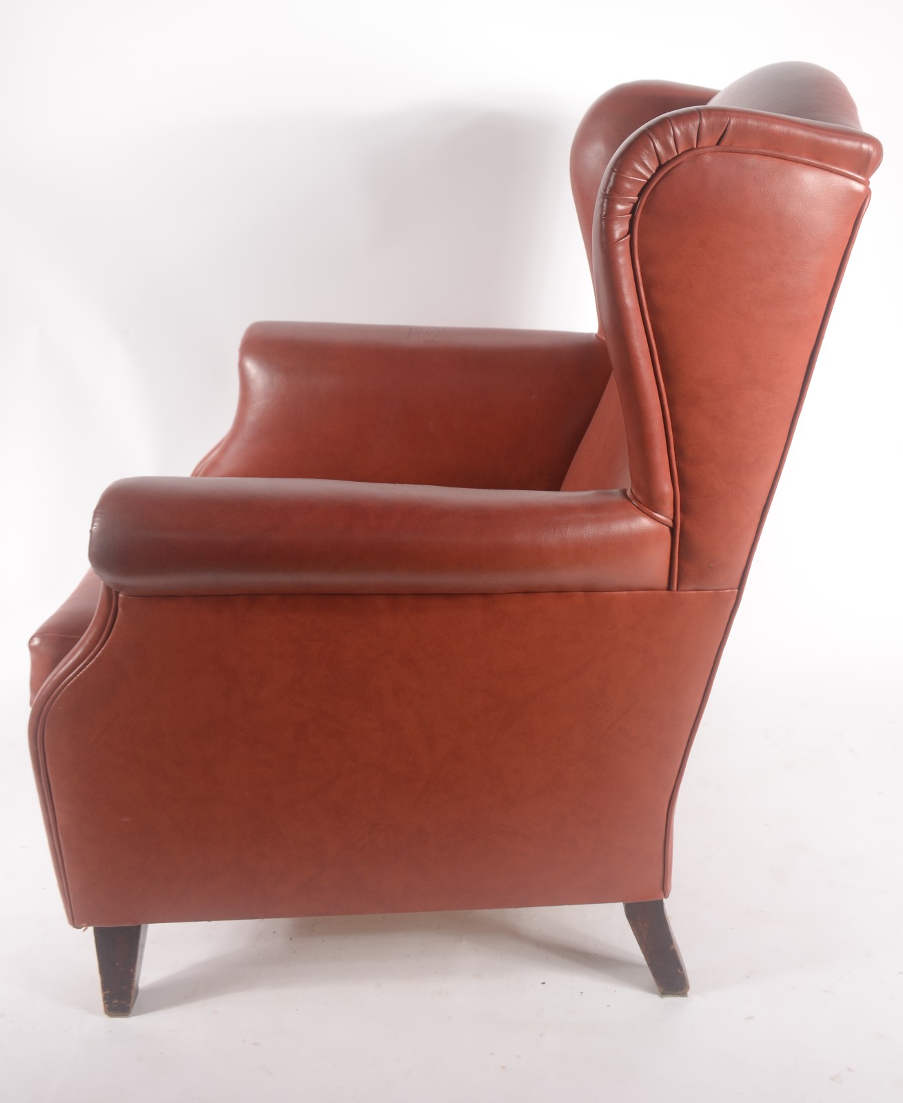 Poltrona bergere estofada em curvim vermelho, pés de madeira... - foto 3 de 8