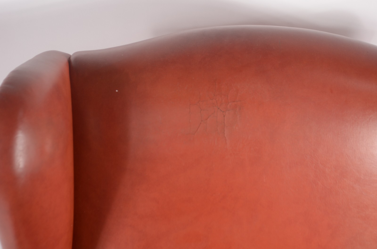 Poltrona bergere estofada em curvim vermelho, pés de madeira... - foto 5 de 8