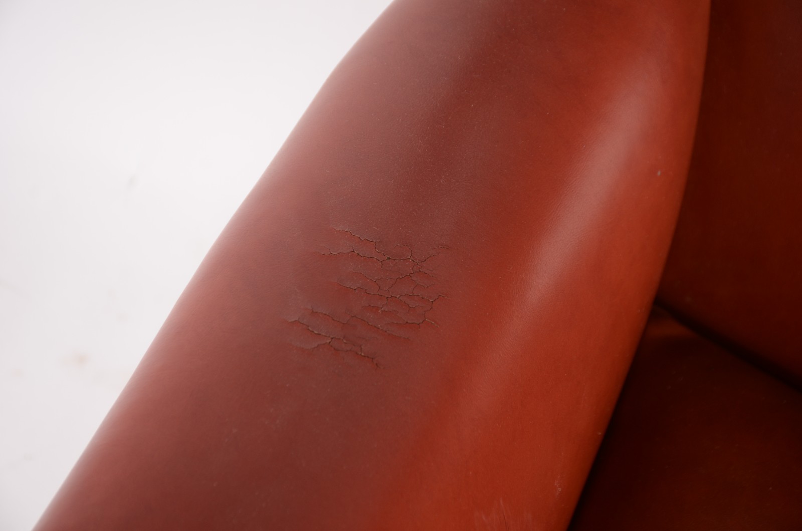 Poltrona bergere estofada em curvim vermelho, pés de madeira... - foto 6 de 8
