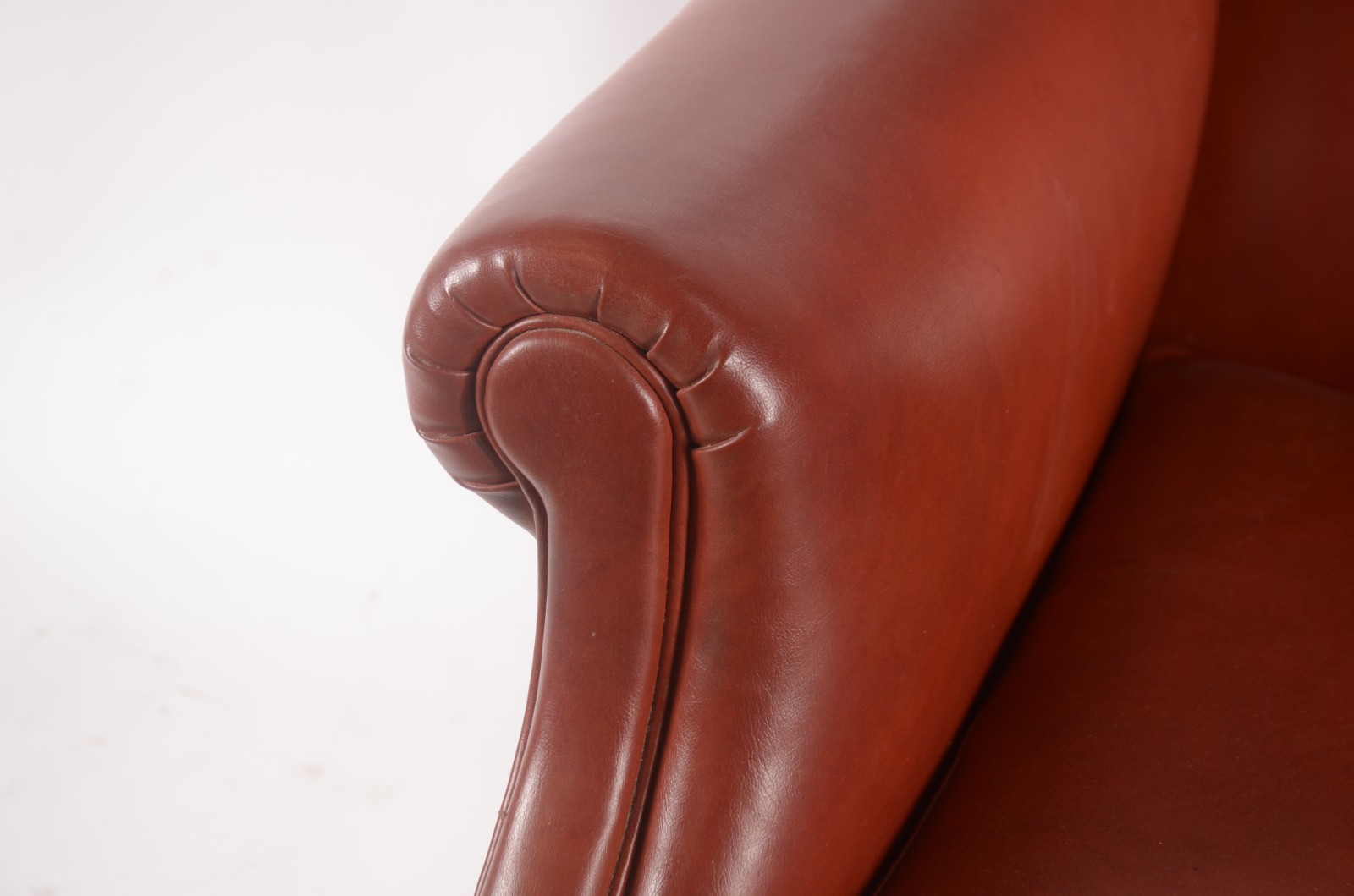Poltrona bergere estofada em curvim vermelho, pés de madeira... - foto 7 de 8
