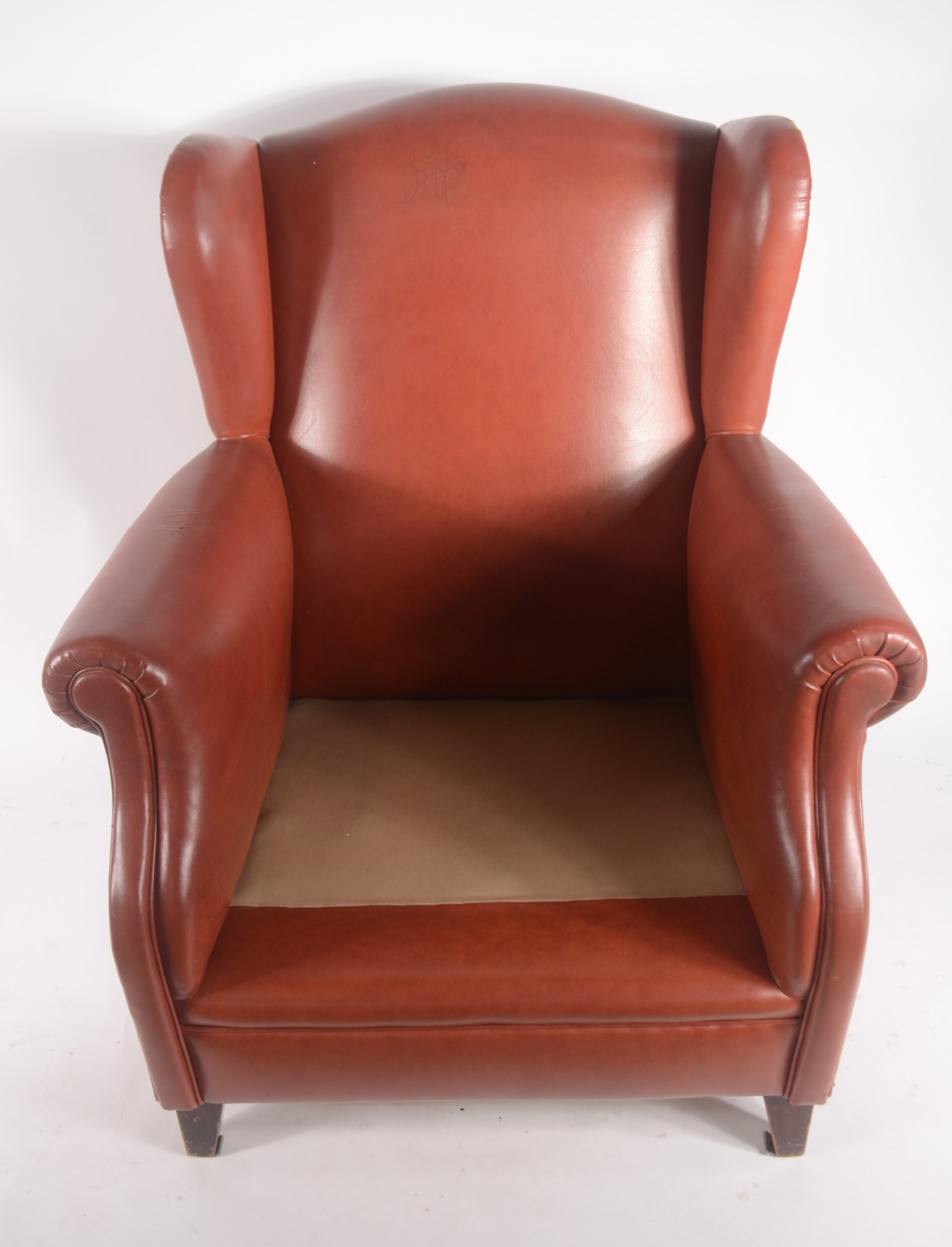 Poltrona bergere estofada em curvim vermelho, pés de madeira... - foto 8 de 8