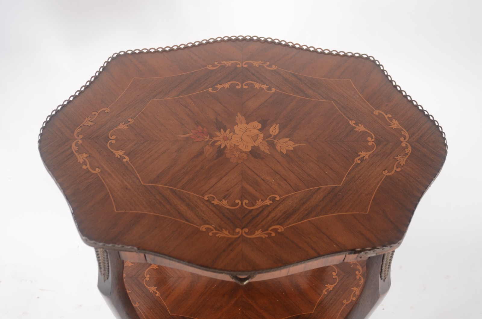 Mesa auxiliar de madeira com trabalhos em marqueterie, dois estágios... - foto 3 de 8