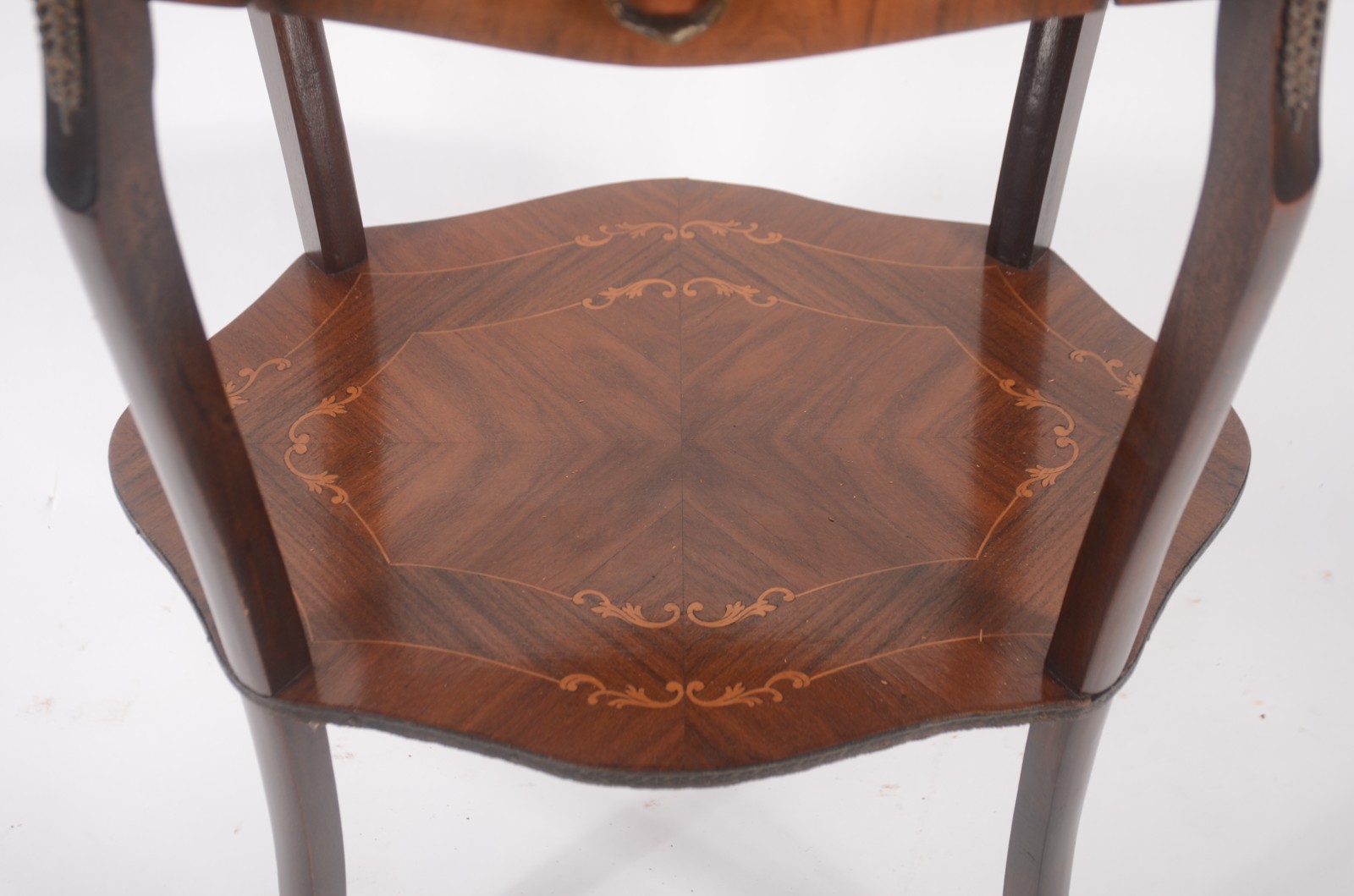 Mesa auxiliar de madeira com trabalhos em marqueterie, dois estágios... - foto 4 de 8