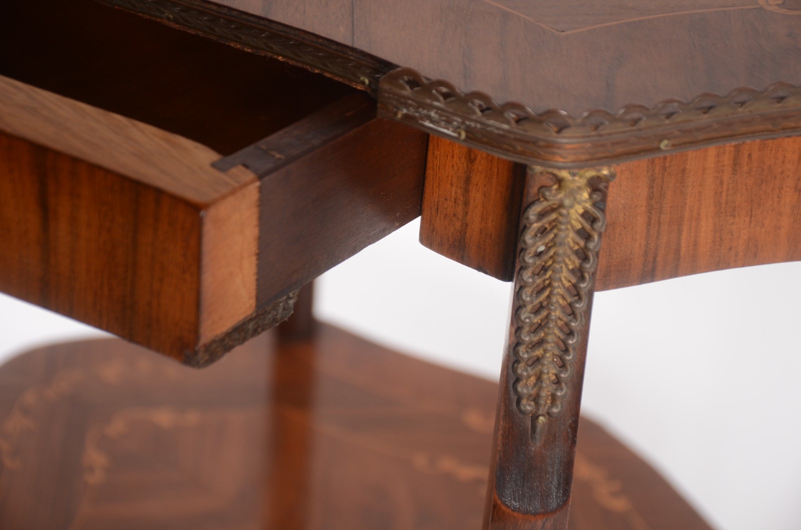 Mesa auxiliar de madeira com trabalhos em marqueterie, dois estágios... - foto 7 de 8