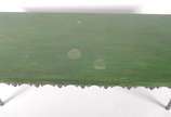 Duas mesas de madeira nobre pintadas de verde, ... - Duas mesas de madeira nobre pintadas de verde, saia com bilros, sendo uma de centro e outra lateral. Desgastes.