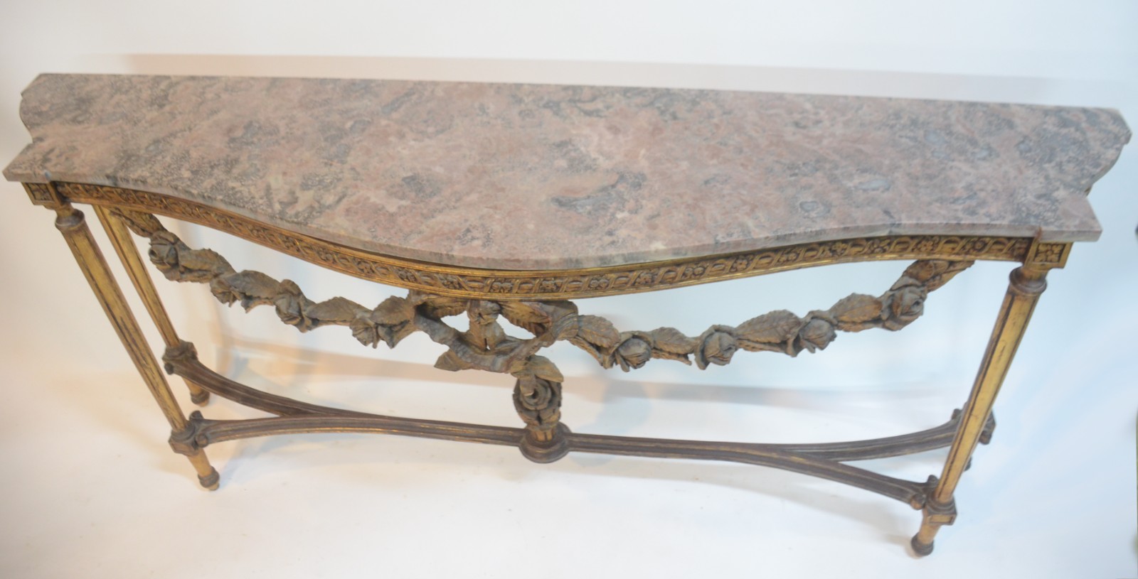 Console de madeira nobre dourada, saia entalhada com guirlandas... - foto 3 de 8
