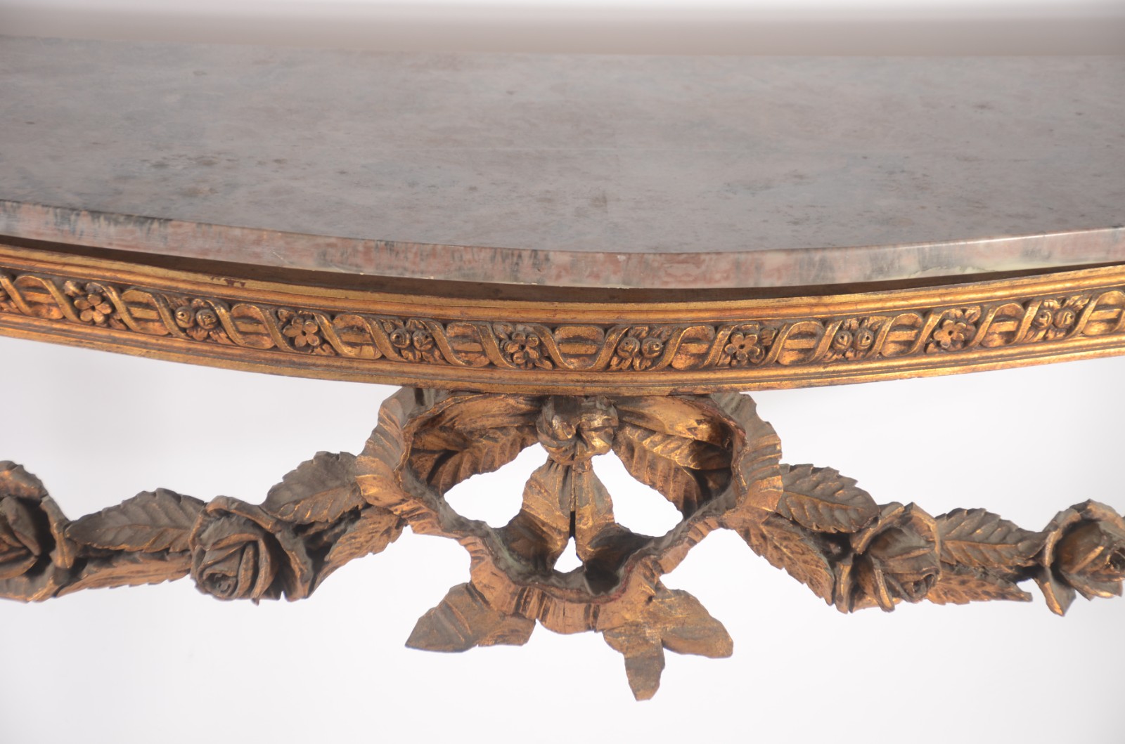 Console de madeira nobre dourada, saia entalhada com guirlandas... - foto 6 de 8