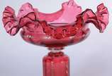 Mary Gregory (1856-1908),  - Floreira de cristal com figuras femininas esmaltada de branco. Pequena parte da borda quebrada e colada.